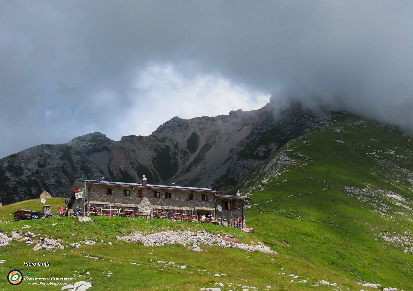 64 A Capanna 2000 spere di sole, in Arera nuvoloni.JPG